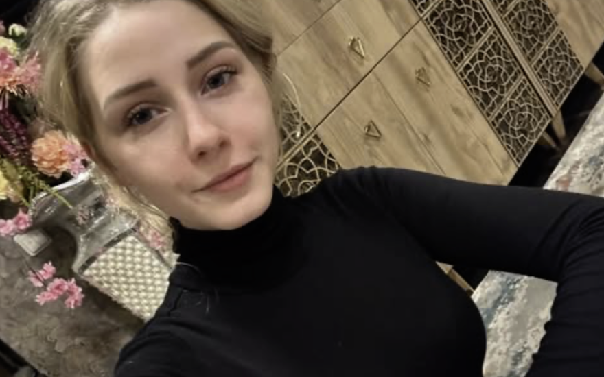 Loredana Wollny macht ein Selfie und lächelt