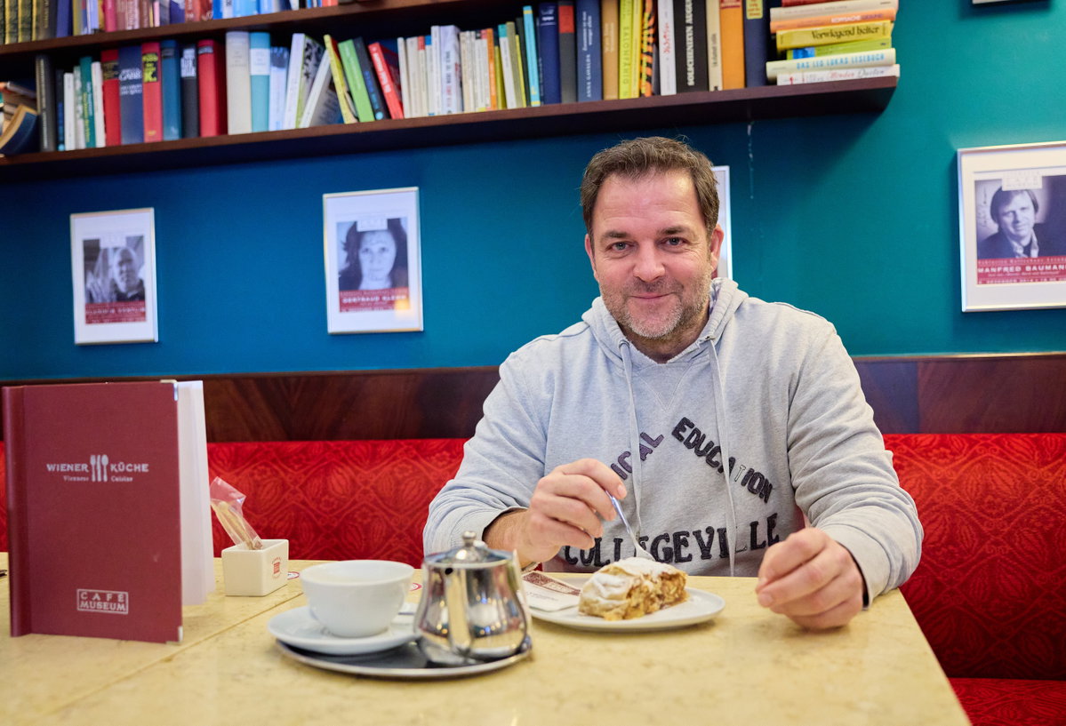 Martin Rütter mit Apfelstrudel