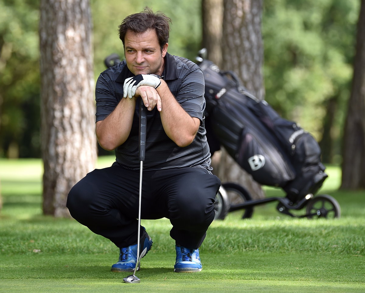 Martin Rütter mit Golfschläger