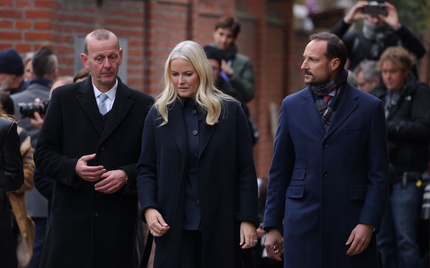 Mette-Marit von Norwegen und Prinz Haakon schauen traurig und ernst