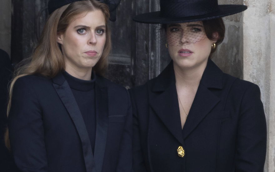 Prinzessin Eugenie und Prinzessin Beatrice schauen traurig und ernst