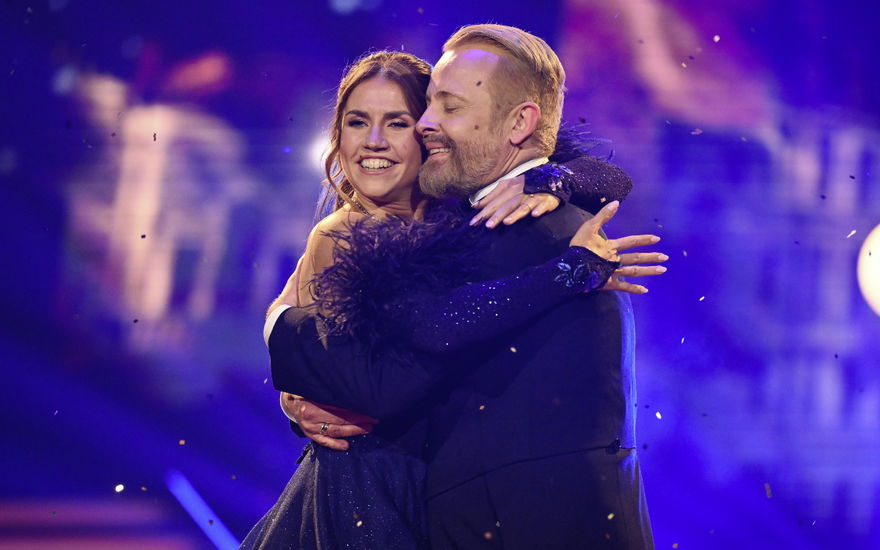 ross antony und mariia maksin tanzen einen langsamen walzer