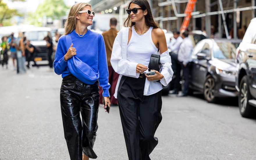 Zwei Frauen in stylischen Streetstyle-Looks