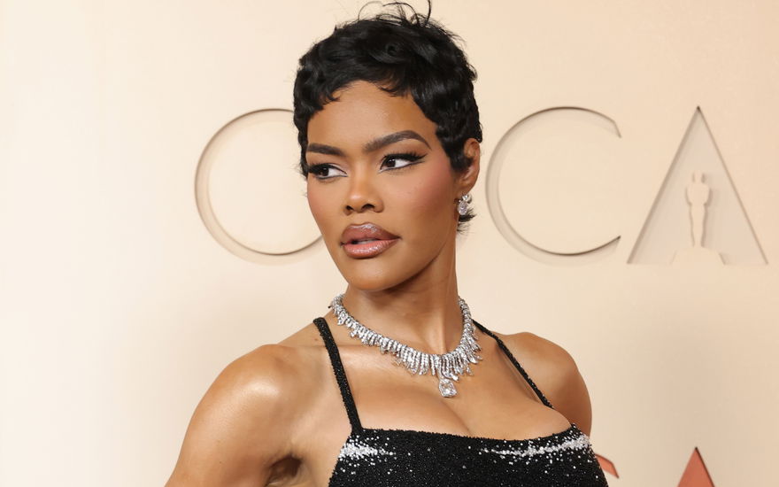 Tayana Taylor schaut zur Seite bei den Oscars