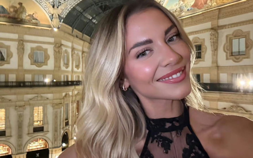 Valentina Pahde lächelt vor toller Kulisse