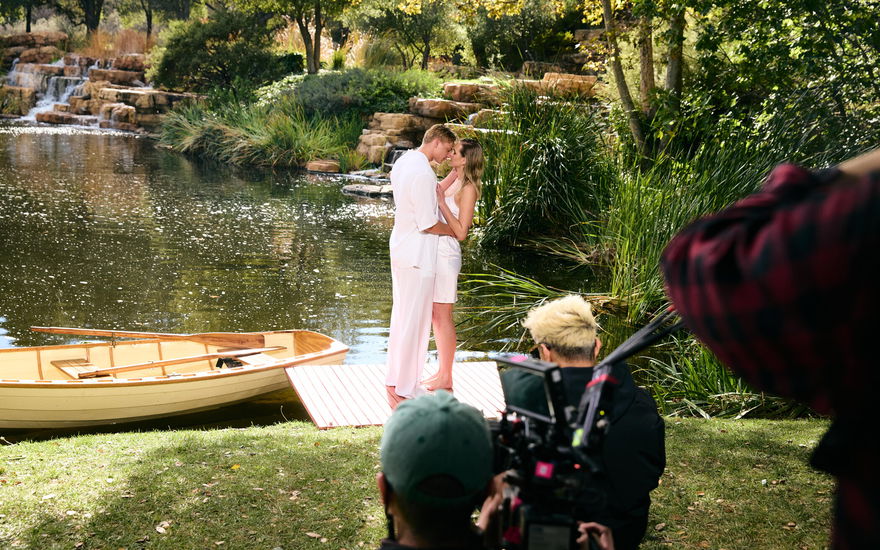 Yanneck und Anna beim Kuss-Shooting
