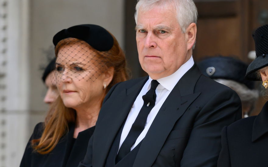 Prinz Andrew und Sarah Ferguson bei einem öffentlichen Auftritt; Symbolbild zum Thema Beziehungsdynamik im britischen Königshaus.