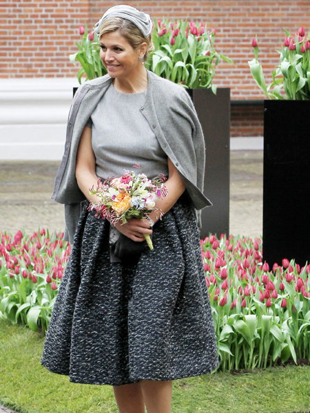 Königin Máxima in einem grauen Ensemble