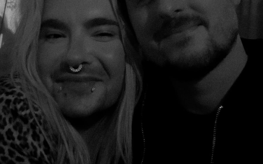 Bill Kaulitz und Jannik Kontalis machen gemeinsam ein Selfie im April 2026