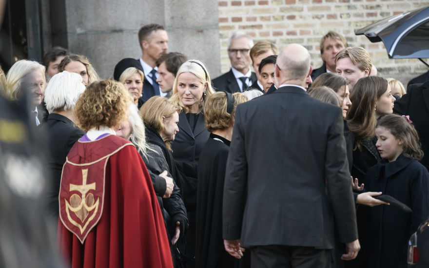 Mette-Marit bei der Trauerfeier von Ari Behn