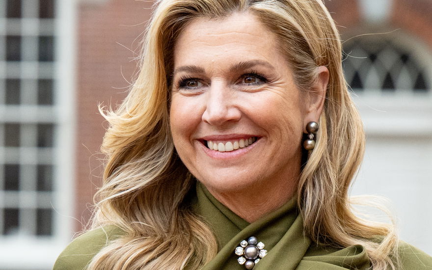 Königin Máxima der Niederlande lacht herzlich bei einem Termin