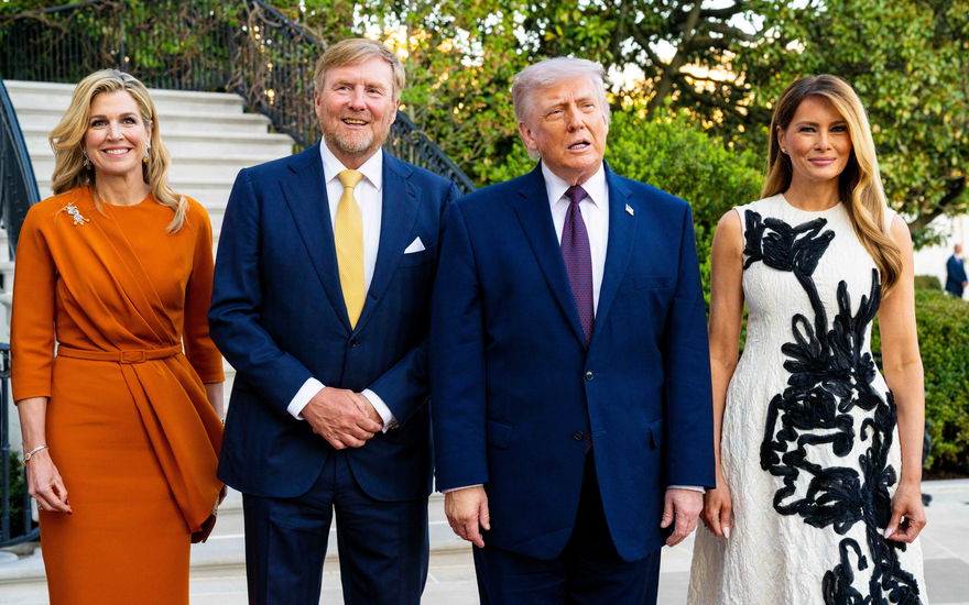 Königin Máxima und König Willem-Alexander gemeinsam mit Donald und Melania Trump vor dem Weißen Haus.