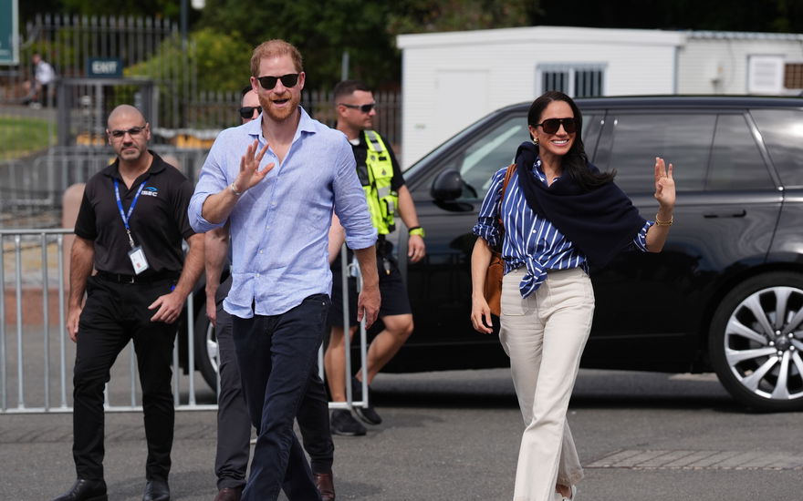 Harry und Meghan in Australien winken