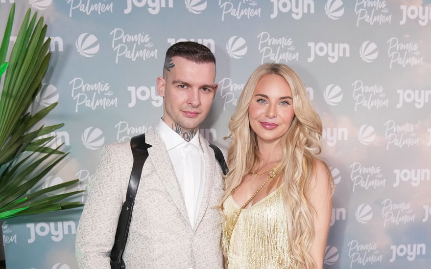 Franziska Temme und Eric Stehfest bei der Premiere von "Promis unter Palmen" Arm in Arm