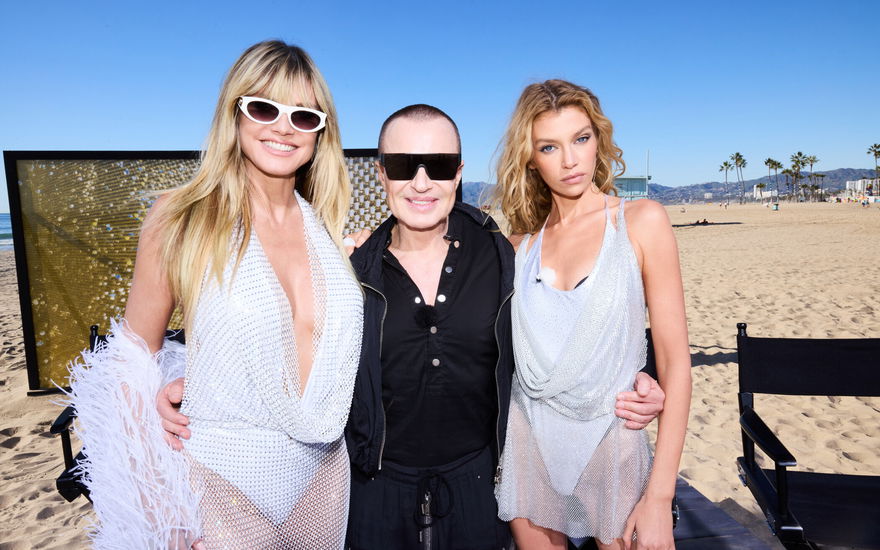 Heidi Klum mit ihren Gast-Juroren Julien Macdonald und Stella Maxwell