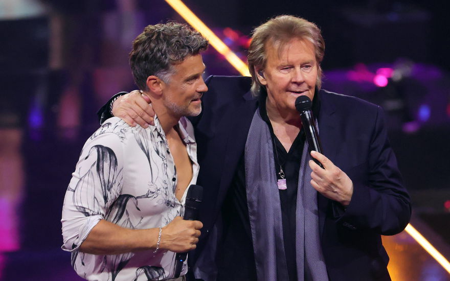 Howard Carpendale umarmt auf der Bühne Sohn Wayne Carpendale