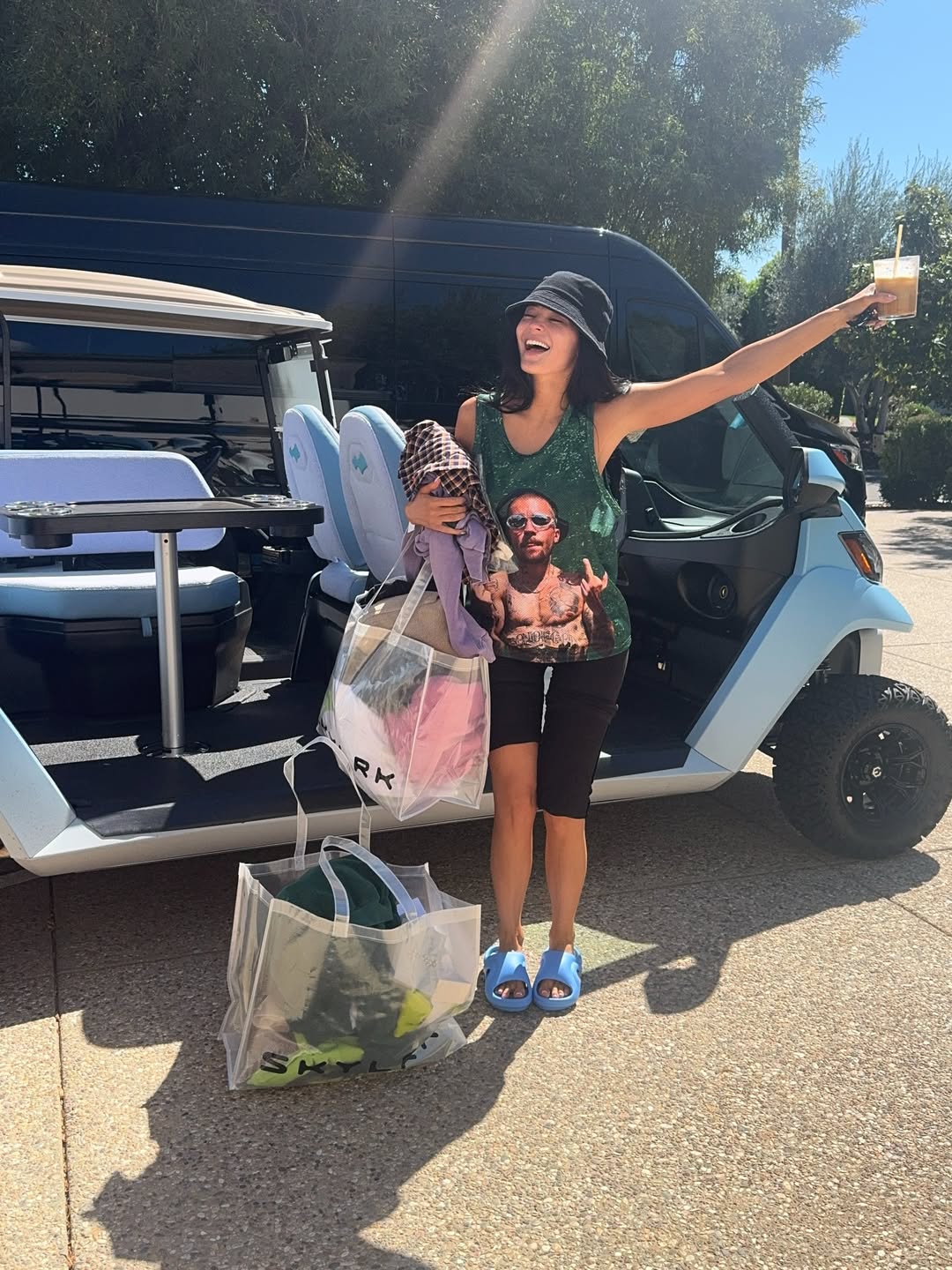 Kylie Jenner posiert vor einem Auto bei Coachella-Ankuft