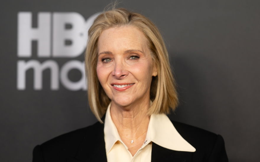 Lisa Kudrow vor HBO-Wand
