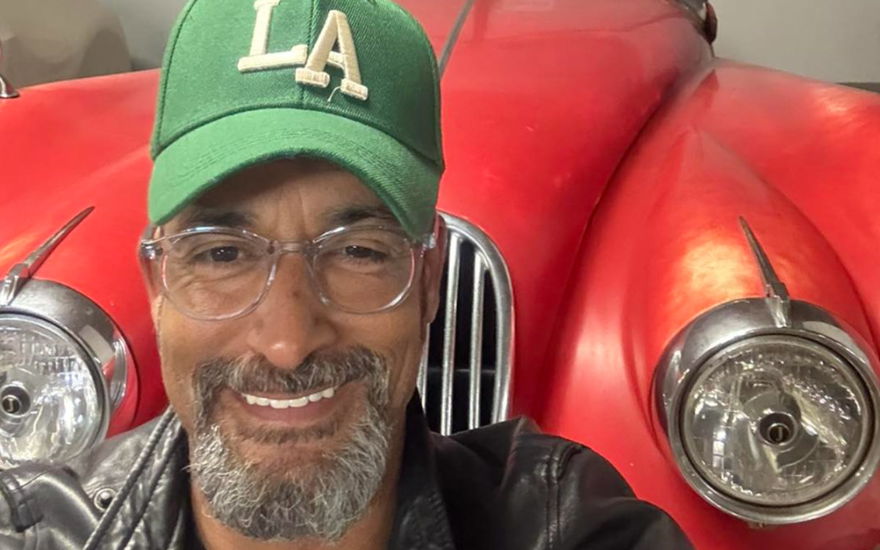 Mark Medlock vor rotem Oldtimer