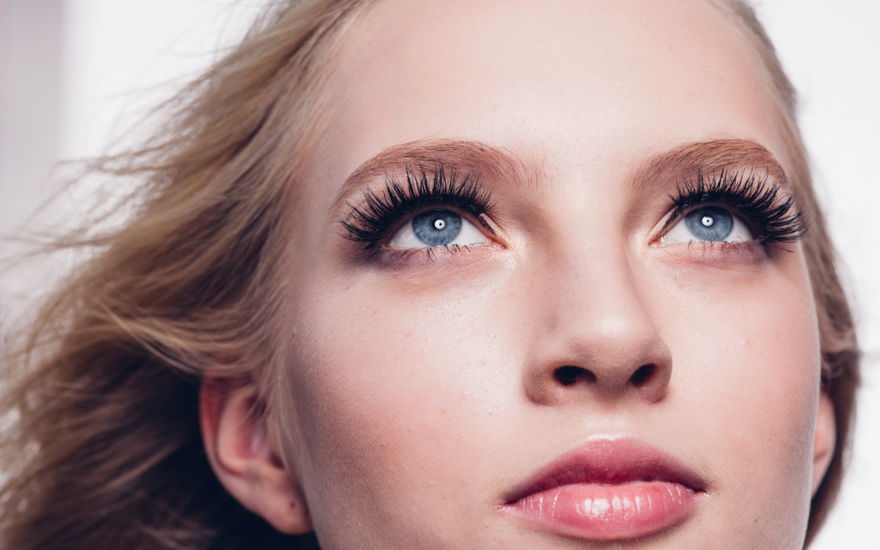 Blondine mit sehr langen und dichten Wimpern