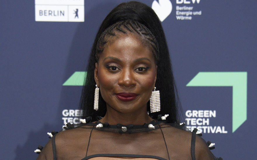 Nikeata Thompson steht vor einer dunklen Wand