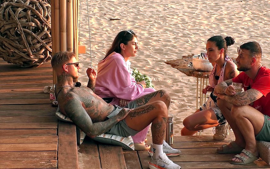 Paco Herb, Yeliz Koc, Elena Miras und Serkan Yavuz sitzen bei "Kampf der RealityAllstars" zusammen am Strand