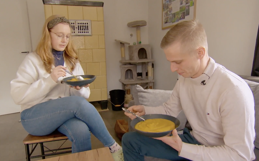 Pauline und Christopher beim Suppe essen