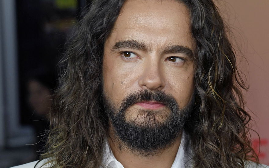 Tom Kaulitz guckt ernst