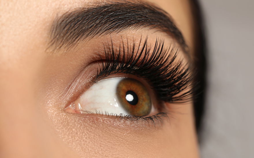 Frau mit sehr langen Wimpern