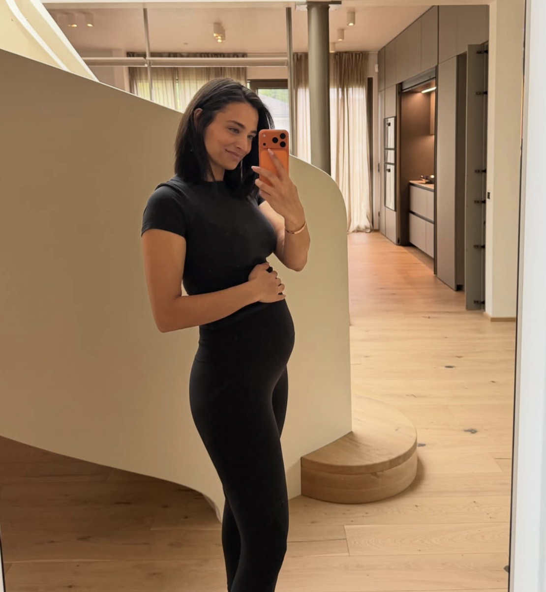 Amira Aly macht ein Selfie mit Babybauch