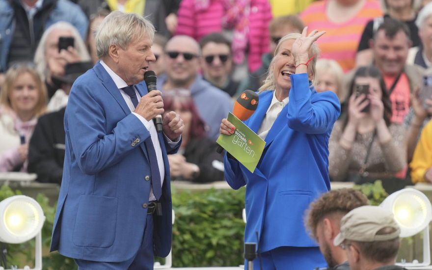 Andrea Kiewel mit Bernhard Brink im Fernehgarten