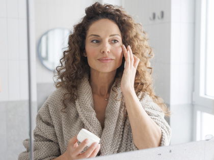 Anti-Aging-Creme aus der Drogerie: Diese günstige Wunderwaffe verjüngt reife Haut 3-fach!