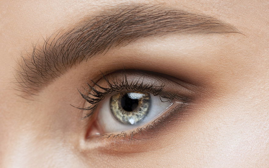 Frau mit Powder Brows