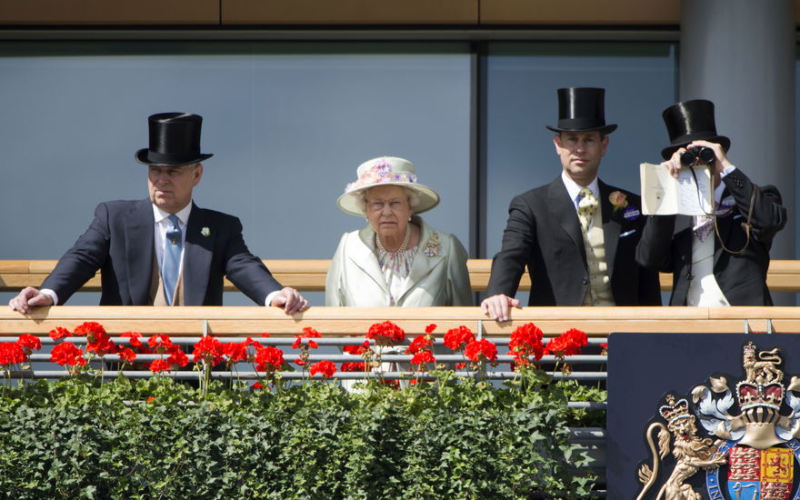 Ihre Majestät Königin Elizabeth II. und Seine Königliche Hoheit Prinz Andrew besuchen den zweiten Tag von Royal Ascot auf der Rennbahn von Ascot am 18. Juni 2014 in Ascot, England (UK).