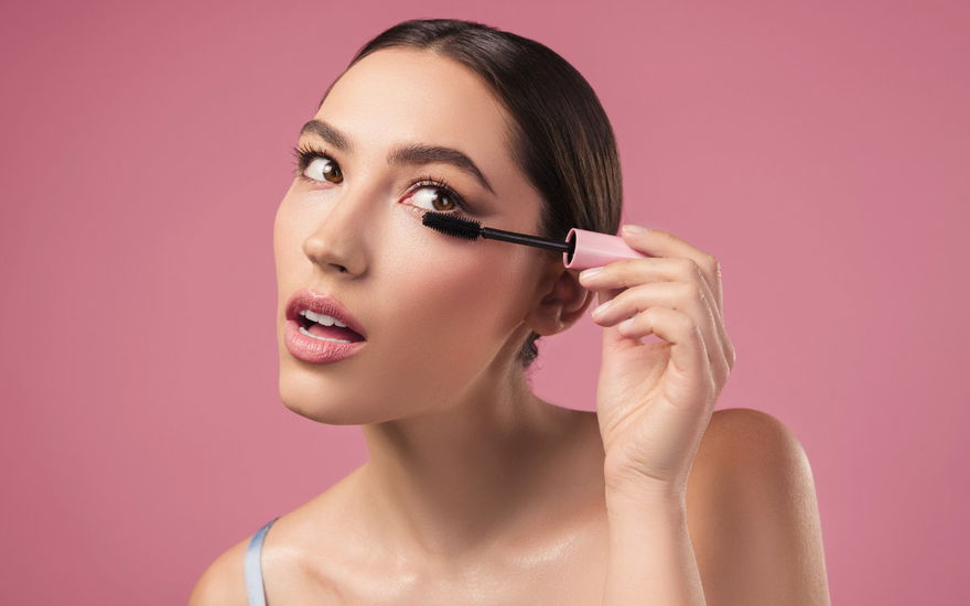 Frau benutzt Mascara