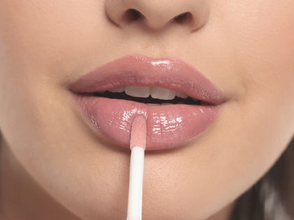 Volle Lippen ohne Spritze? Dieser Drogerie-Lipgloss wirkt wie ein Filler – und das Netz ist verrückt danach!