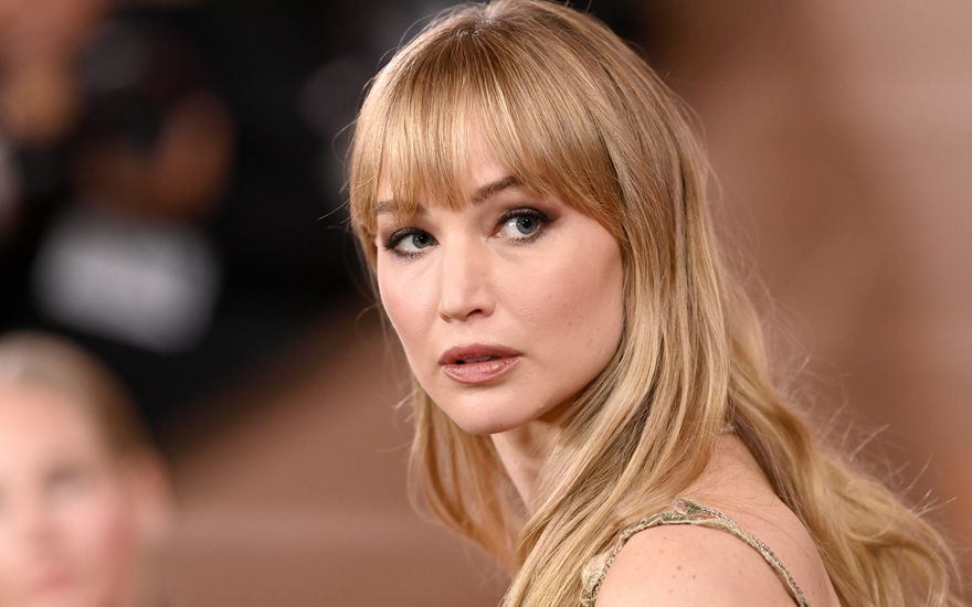 Jennifer Lawrence schaut unsicher über ihre Schulter