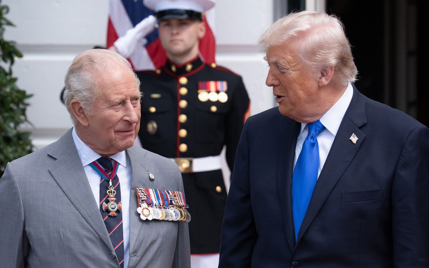 König Charles III. schaut US-Präsident Donald Trump skeptisch an