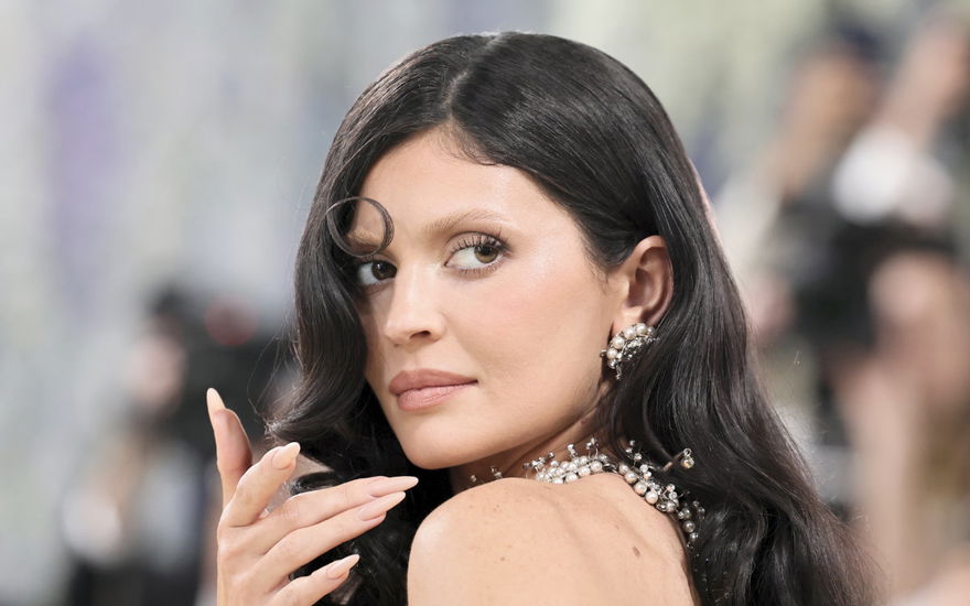 Kylie Jenner mit gebleichten Augenbrauen