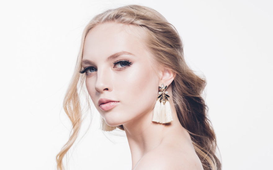 Blondine mit schönen Wimpern