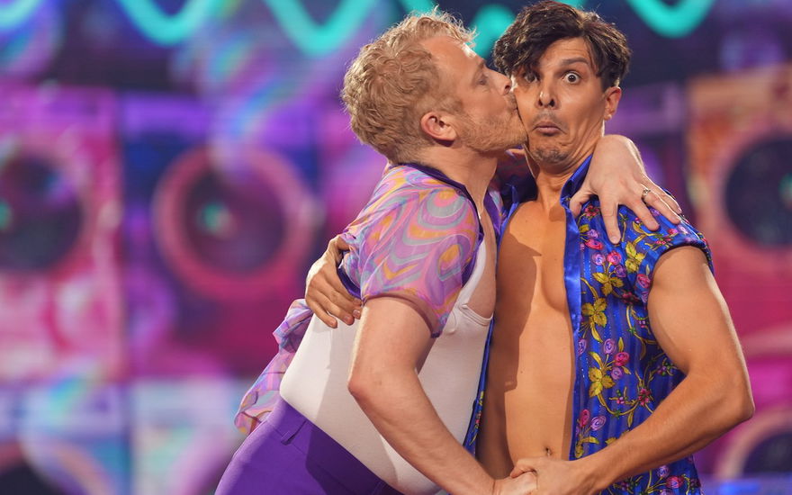Ross Antony und Alexandru Ionel tanzen Salsa
