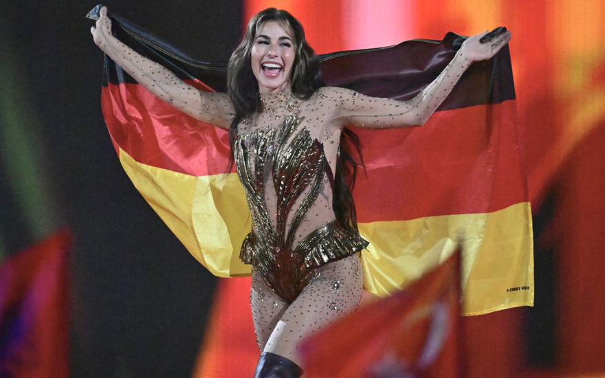 Sarah Engels mit Deutschland Flagge