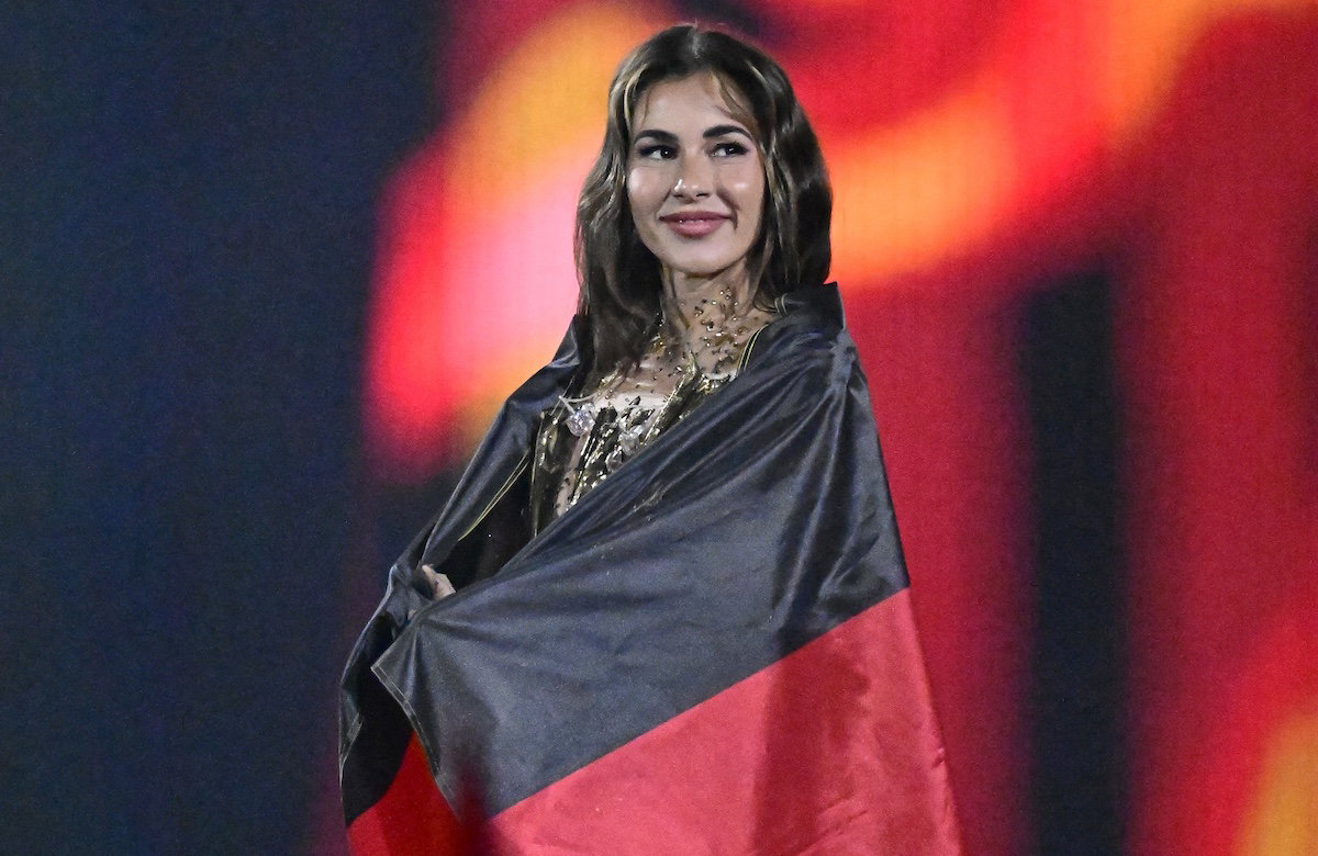 Sarah Engels mit Deutschlandflagge bei ESC