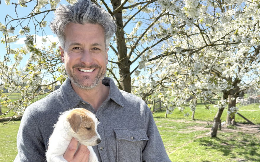Tobias Pankow mit Hundewelpen