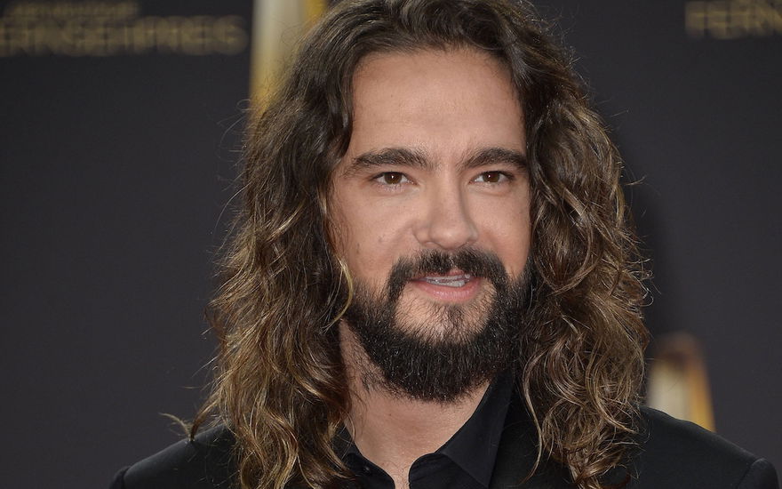 Tom Kaulitz lächelt