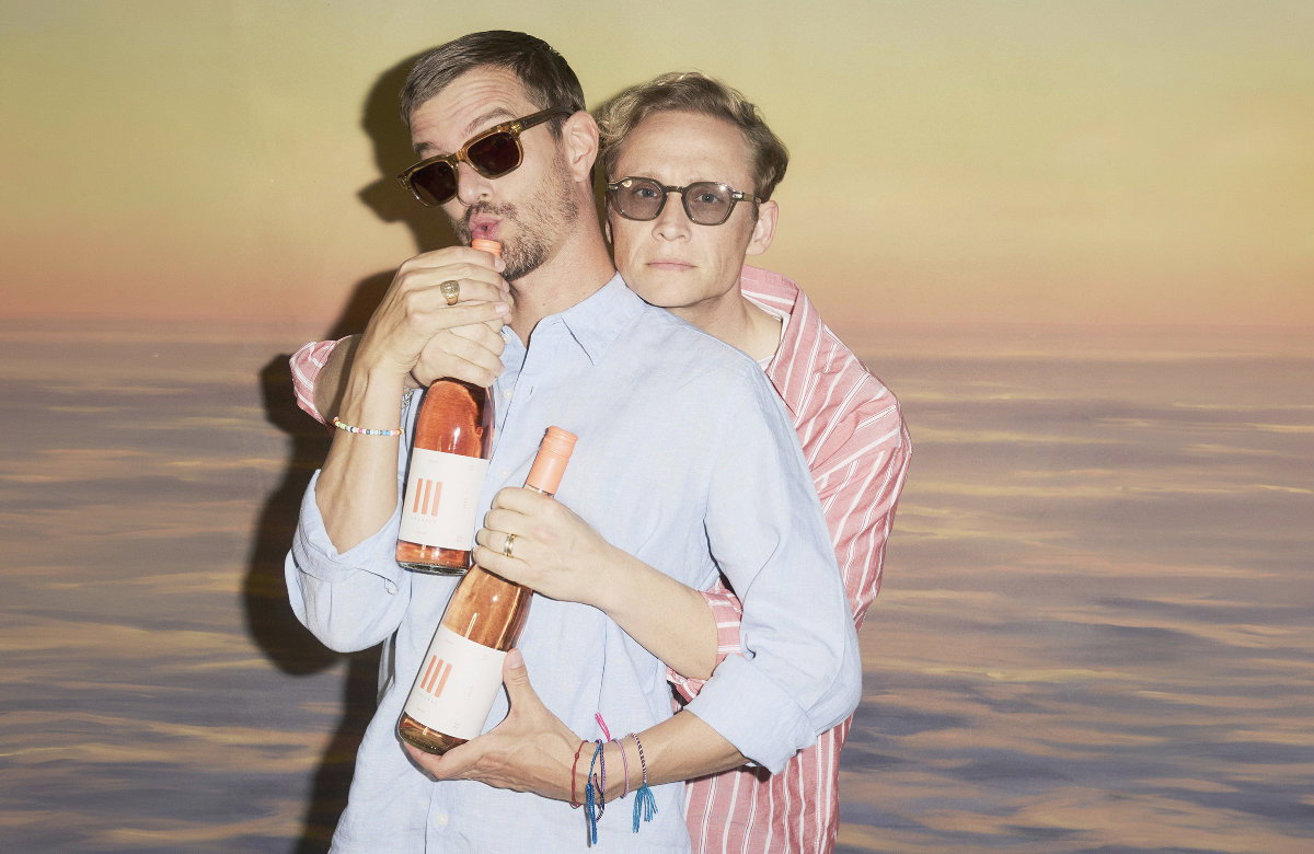 Matthias Schweighöfer und Joko Winterscheidet mit Wein