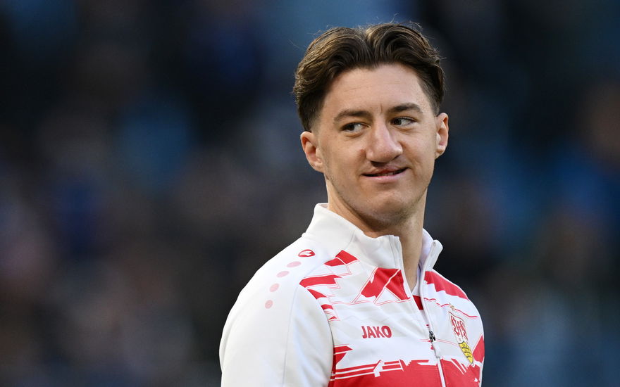 Angelo Stiller guckt lächelnd zur Seite