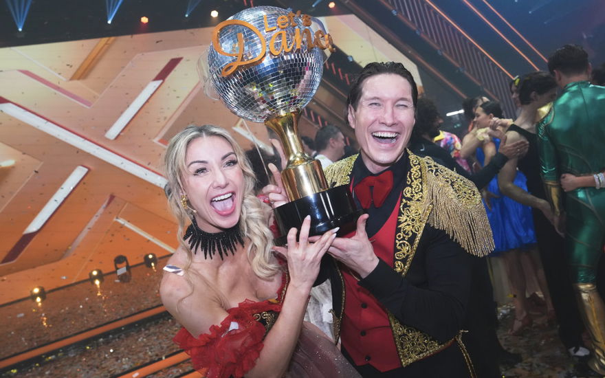 Anna-Carina Woitschack mit Dancing Pokal