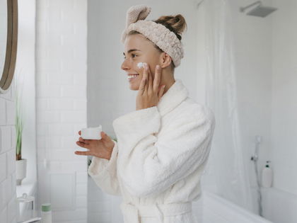 Schluss mit glänzender Haut! Diese Drogerie-Creme bietet einen 8-stündigen Anti-Glanz-Effekt und verfeinert Poren sofort