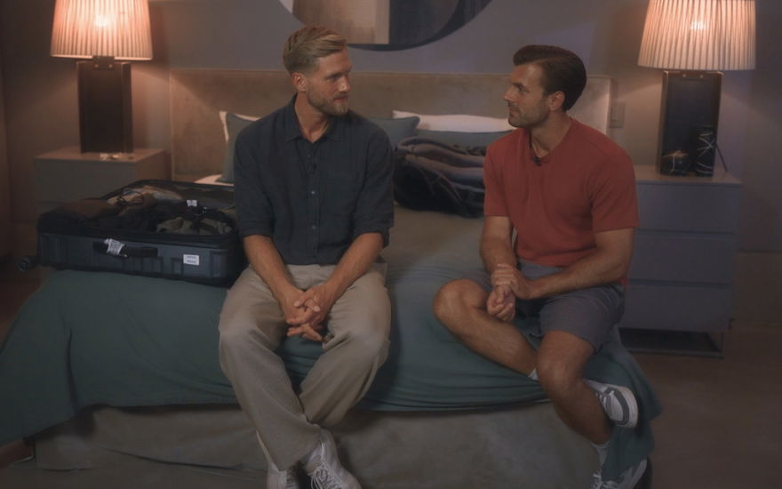Sebastian Paul und Tim Reitz reden auf Bett
